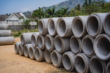 Bir yığın beton halka borusu yığıldı ve simetrik bir düzenleme oluşturuldu.