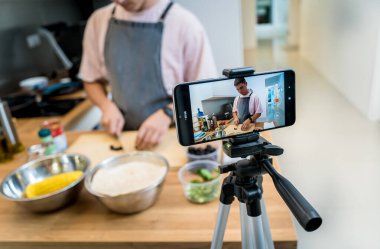 Şef atölyeden canlı yayında vejetaryen yemekleri nasıl hazırlayacağını anlatıyor..