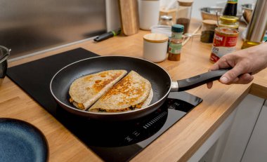 Şef mutfakta dürüm, tofu ve mısır hazırlıyor..