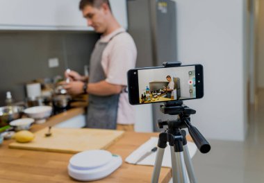 Şef atölyeden canlı yayında vejetaryen yemekleri nasıl hazırlayacağını anlatıyor..