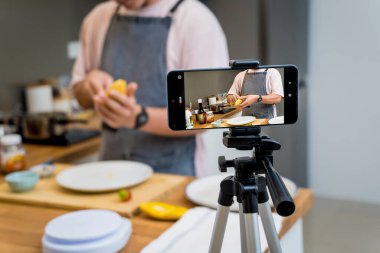 Şef atölyeden canlı yayında vejetaryen yemekleri nasıl hazırlayacağını anlatıyor..
