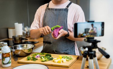 Şef atölyeden canlı yayın yapıyor. Vejetaryen yeşil köri nasıl hazırlanır?.