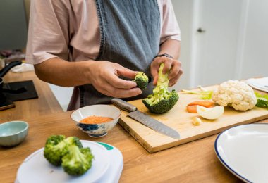 Şef mutfakta karnabahar ve brokoliyle mercimek çorbası hazırlıyor..