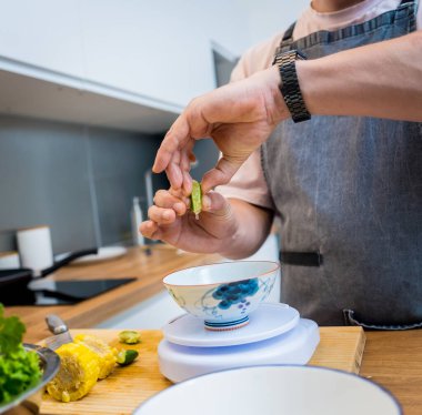 Şef mutfakta baharatlı cam erişte salatası hazırlıyor..