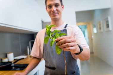 Şef mutfakta baharatlı cam erişte salatası hazırlıyor..