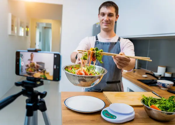 stock image The chef is broadcasting live from workshop how to prepare a spicy glass noodle salad.