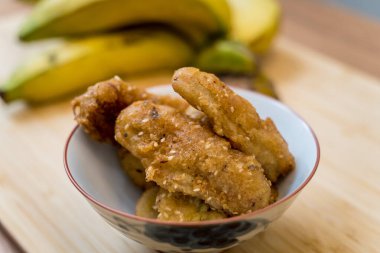 Küçük beyaz kasede kızarmış muz..