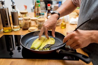 Şef mutfakta ızgara patlıcan ve sarımsak hazırlıyor..