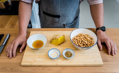 Şef mutfakta zencefilli nohut lapası hazırlıyor..
