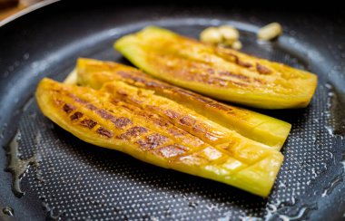 Kızarmış tavada sarımsaklı leziz patlıcan..