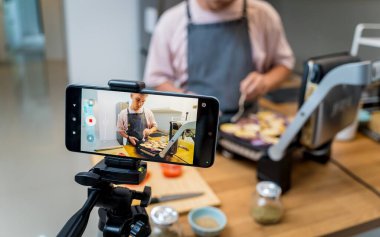 Şef atölyeden canlı yayında ızgara patlıcan ve sarımsak hazırlıyor..