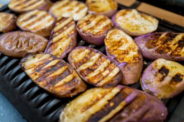 Elektrikli ızgarada sarımsaklı patlıcan..