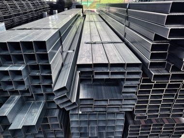 Sayısız metal ağ ve profille dolu büyük bir depo..