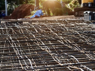 İnşaat alanındaki metal barların arka planı.