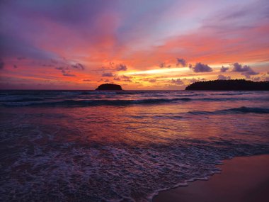 Okyanus kıyısında güzel bir gün batımı ve adaların manzarası..