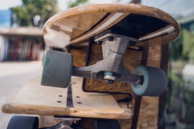 Özel bir tezgahta kaykay yığını..