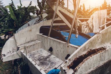 Tropikal ormanlarla çevrili eski ve paslı motorlu tekneler..