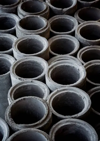 Bir yığın beton halka borusu yığıldı ve simetrik bir düzenleme oluşturuldu.