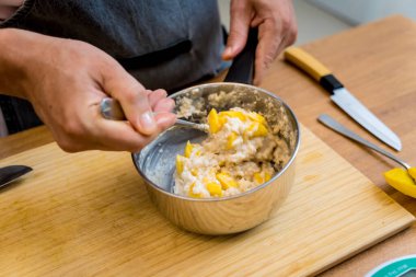 Şef mutfakta yulaf, çilek ve mango hazırlıyor..