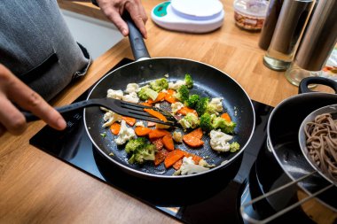 Şef mutfakta mercimekli Japon karabuğday makarnası hazırlıyor..