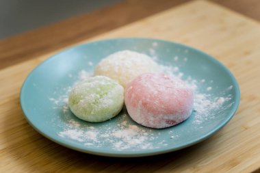 Mavi tabakta farklı renkte lezzetli Japon mochi 'si..
