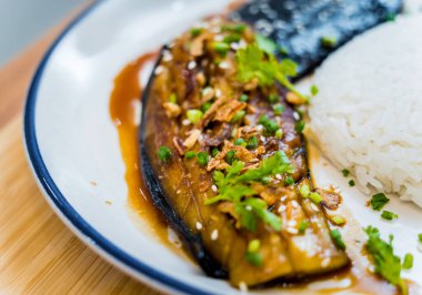 Beyaz tabakta sarımsaklı lezzetli patlıcanlar..