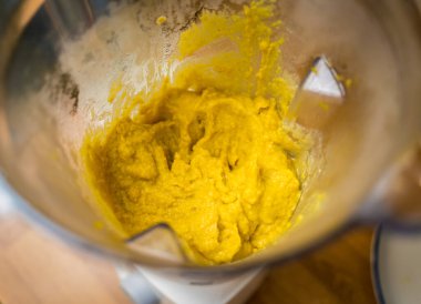 Şef mutfakta zencefilli nohut lapası hazırlıyor..