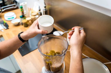 Şef mutfakta zencefilli nohut lapası hazırlıyor..