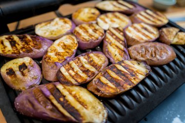 Elektrikli ızgarada sarımsaklı patlıcan..