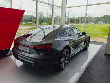 PHUKET, THAILAND- 01 Haziran 2024: Audi galerisindeki modern arabalar.