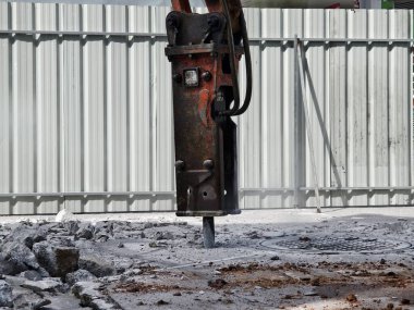 İnşaat alanında beton kıran hidrolik bir çekiç..