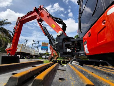 Kırmızı büyük kazıcılar binanın önündeki yeşil alana yerleştirildi..