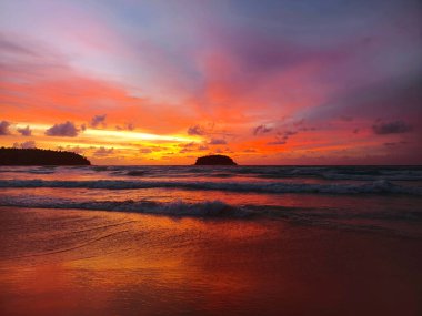 Okyanus kıyısında güzel bir gün batımı ve adaların manzarası..
