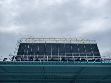 Büyük sanayi binasının tepesindeki havalandırma boruları..