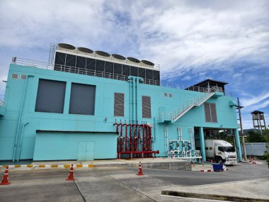 Endüstriyel tesislerdeki başlık kapakçık bölgesi ve yangın kontrol sistemi.