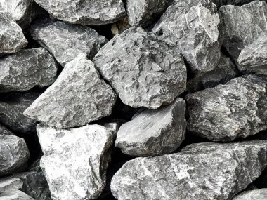 İnşaatta doğal malzemeler sergilenen istiflenmiş kayalar..