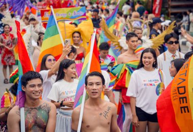 PHUKET, THAILAND - 29 Haziran 2024: Phuket şehir merkezinde Onur Yürüyüşü.