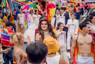 PHUKET, THAILAND - 29 Haziran 2024: Phuket şehir merkezinde Onur Yürüyüşü.