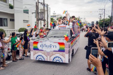 PHUKET, THAILAND - 29 Haziran 2024: Phuket şehir merkezinde Onur Yürüyüşü.