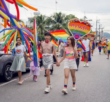 PHUKET, THAILAND - 29 Haziran 2024: Phuket şehir merkezinde Onur Yürüyüşü.