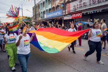 PHUKET, THAILAND - 29 Haziran 2024: Phuket şehir merkezinde Onur Yürüyüşü.