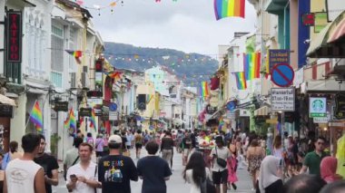 PHUKET, THAILAND - 29 Haziran 2024: Phuket şehir merkezinde Onur Yürüyüşü.