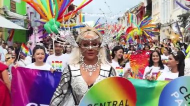 PHUKET, THAILAND - 29 Haziran 2024: Phuket şehir merkezinde Onur Yürüyüşü.