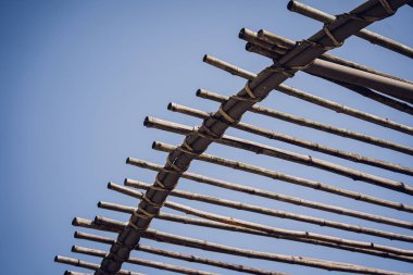 Açık mavi gökyüzünün zeminine karşı tahta bir gölgelik..