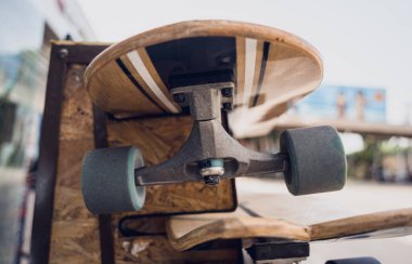 Özel bir tezgahta kaykay yığını..