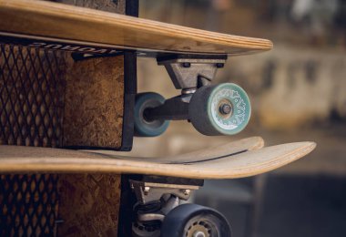 Özel bir tezgahta kaykay yığını..