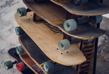 Özel bir tezgahta kaykay yığını..