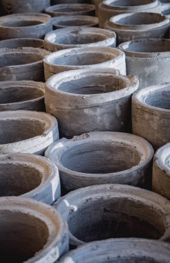 Bir yığın beton halka borusu yığıldı ve simetrik bir düzenleme oluşturuldu.