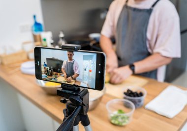 Şef atölyeden canlı yayında vejetaryen yemekleri nasıl hazırlayacağını anlatıyor..