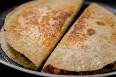 Şef mutfakta dürüm, tofu ve mısır hazırlıyor..